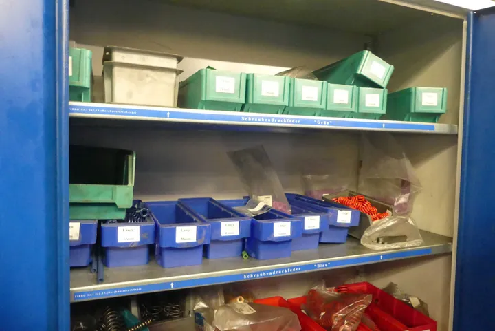 Konvolut Material, Zubehör, Divers Umfang: Schrankinhalt